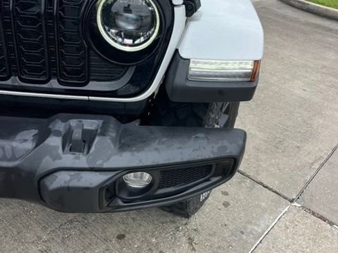 Used 2024 Jeep Gladiator Sport AWD/4WD image 11