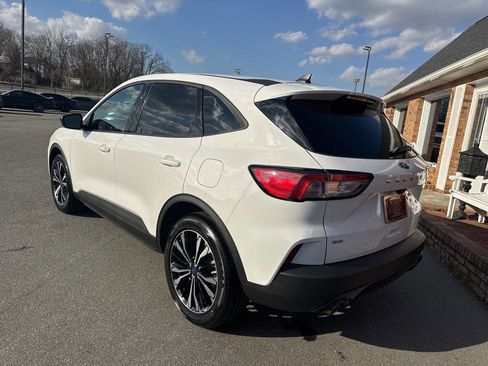 Used 2022 Ford Escape SE w/ SE Sport Appearance Package image 10