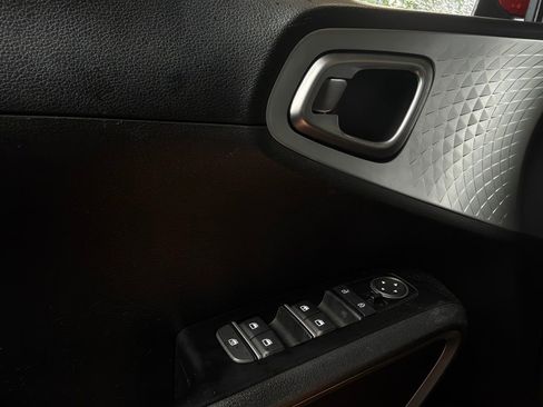 Used 2025 Kia Soul LX w/ LX Technology Package FWD image 19
