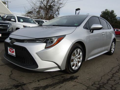 Used 2022 Toyota Corolla LE image 3