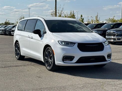 New 2026 Chrysler Pacifica Select image 1