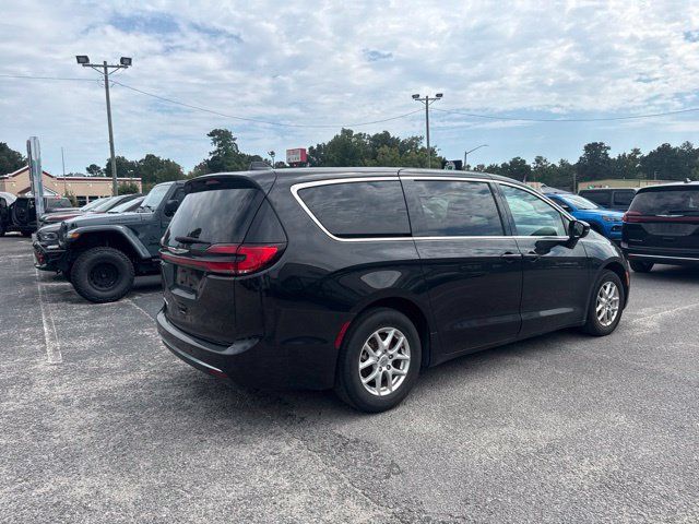 Used 2024 Chrysler Pacifica Touring-L FWD image 3