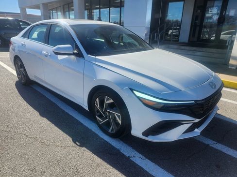 Used 2025 Hyundai Elantra SEL image 7