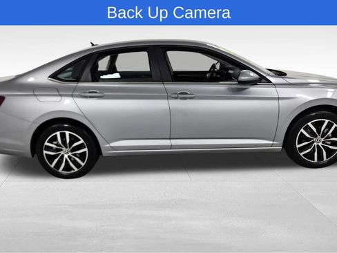 Used 2025 Volkswagen Jetta SE FWD image 2