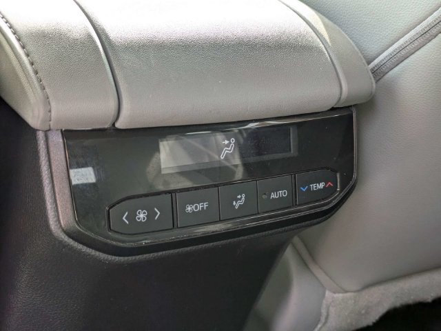Used 2023 Toyota Highlander XLE FWD image 18