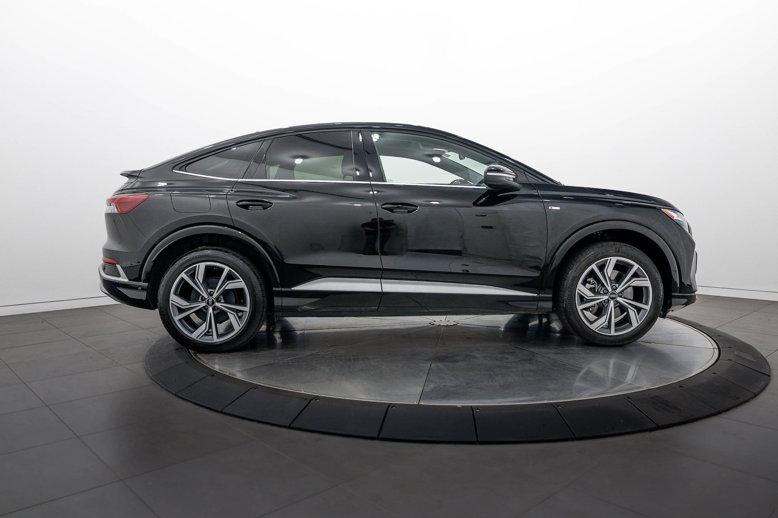 Used 2023 Audi Q4 e-tron Premium Plus w/ Premium Plus AWD/4WD image 3