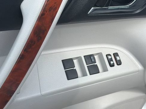 Used 2012 Toyota Highlander Limited FWD image 13