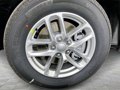 New 2025 Jeep Grand Cherokee L Laredo image 13