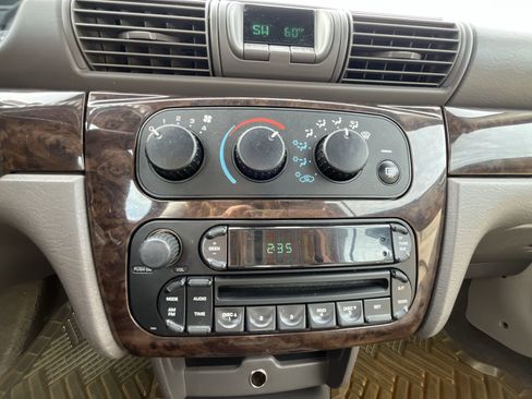 Used 2005 Chrysler Sebring Limited image 11