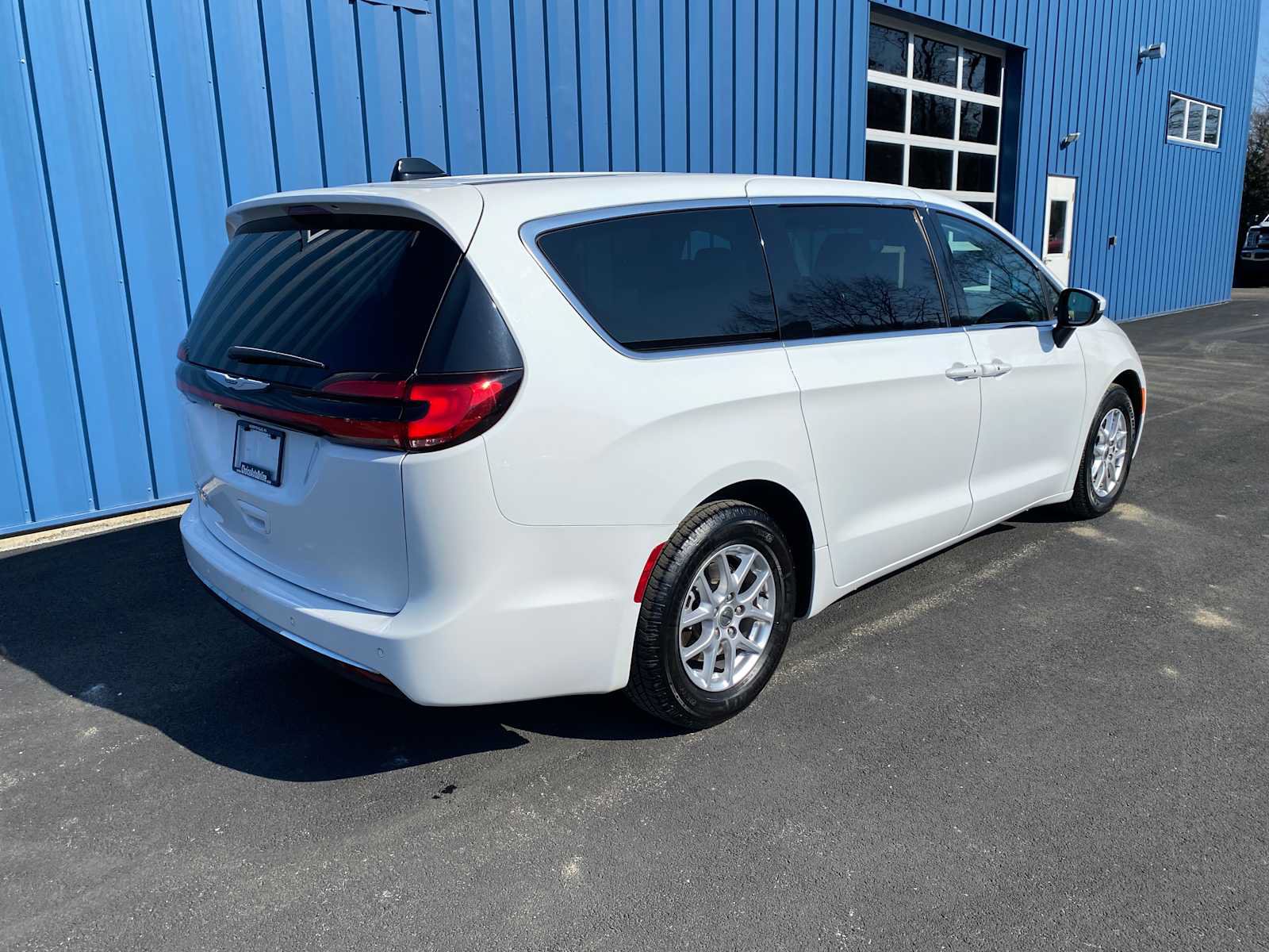 Used 2023 Chrysler Pacifica Touring-L FWD image 4