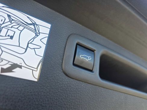 Used 2023 Toyota Highlander Limited image 19