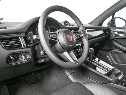 Certified 2025 Porsche Macan image 4