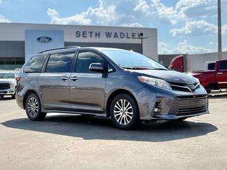 Used 2019 Toyota Sienna XLE w/ XLE Navigation Package FWD video 1