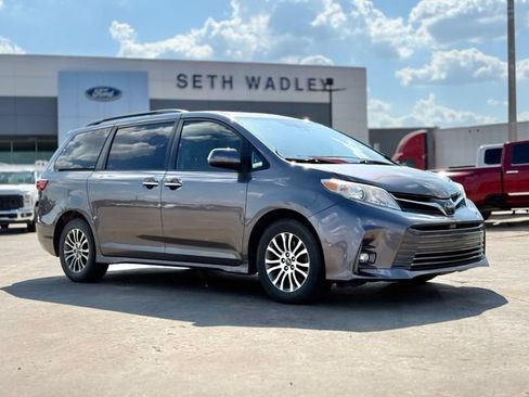 Used 2019 Toyota Sienna XLE w/ XLE Navigation Package FWD image 1