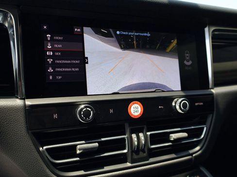 Certified 2025 Porsche Macan AWD/4WD image 19