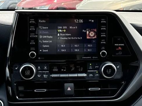 Used 2021 Toyota Highlander XLE AWD/4WD image 18