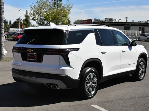 Used 2024 Chevrolet Traverse LT image 8