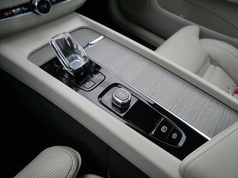 Certified 2023 Volvo XC60 B6 Ultimate w/ Climate Package image 19