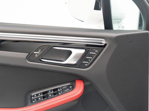 Certified 2026 Porsche Macan AWD/4WD image 23