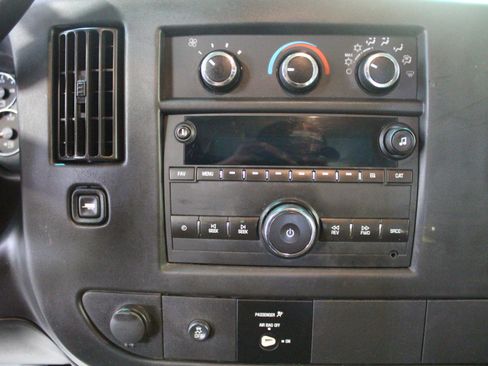 Used 2018 Chevrolet Express 2500 w/ Driver Convenience Package image 13