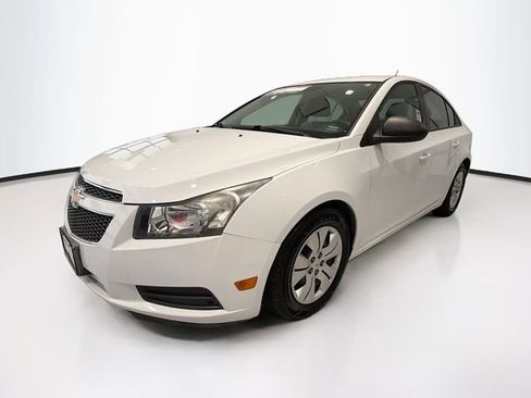 Used 2013 Chevrolet Cruze LS FWD image 3