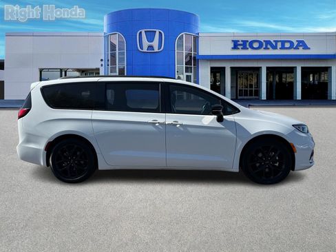 Used 2025 Chrysler Pacifica Limited image 8