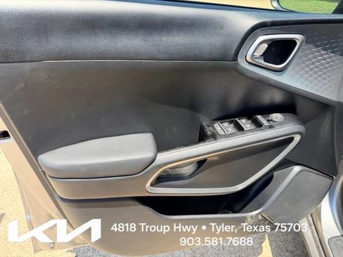 Certified 2025 Kia Soul LX w/ LX Technology Package FWD image 13