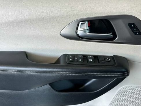 Used 2022 Chrysler Pacifica Touring-L FWD image 8