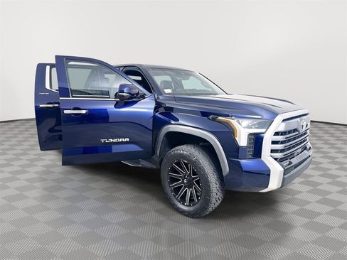 Used 2025 Toyota Tundra Limited AWD/4WD image 36