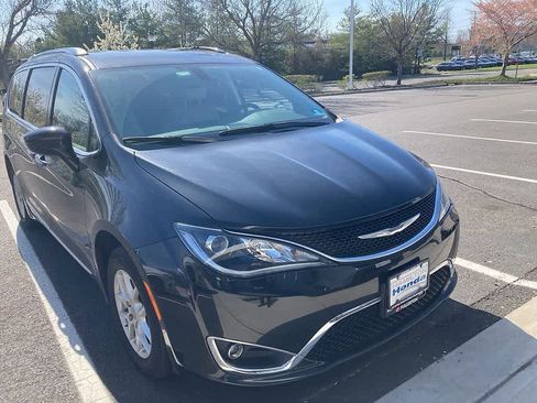 Used 2020 Chrysler Pacifica Touring-L FWD image 4
