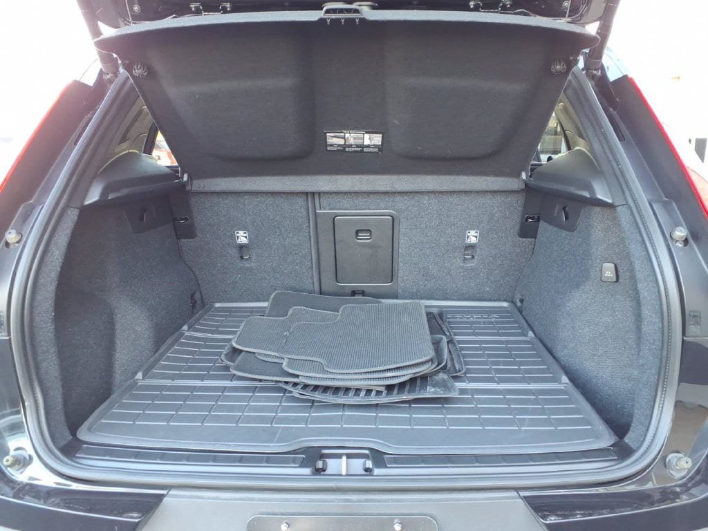 Certified 2024 Volvo XC40 B5 Plus w/ Protection Package Premier AWD/4WD image 24