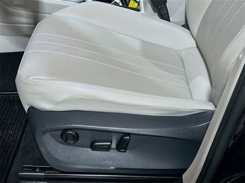 Used 2023 Volkswagen Tiguan SE R-Line image 16