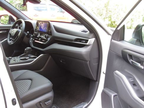 Certified 2025 Toyota Highlander XSE AWD/4WD image 18