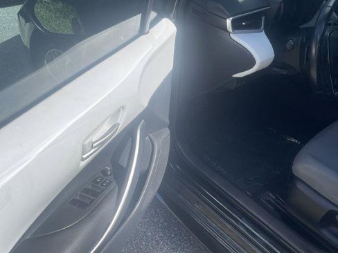 Used 2021 Toyota Corolla SE FWD image 3