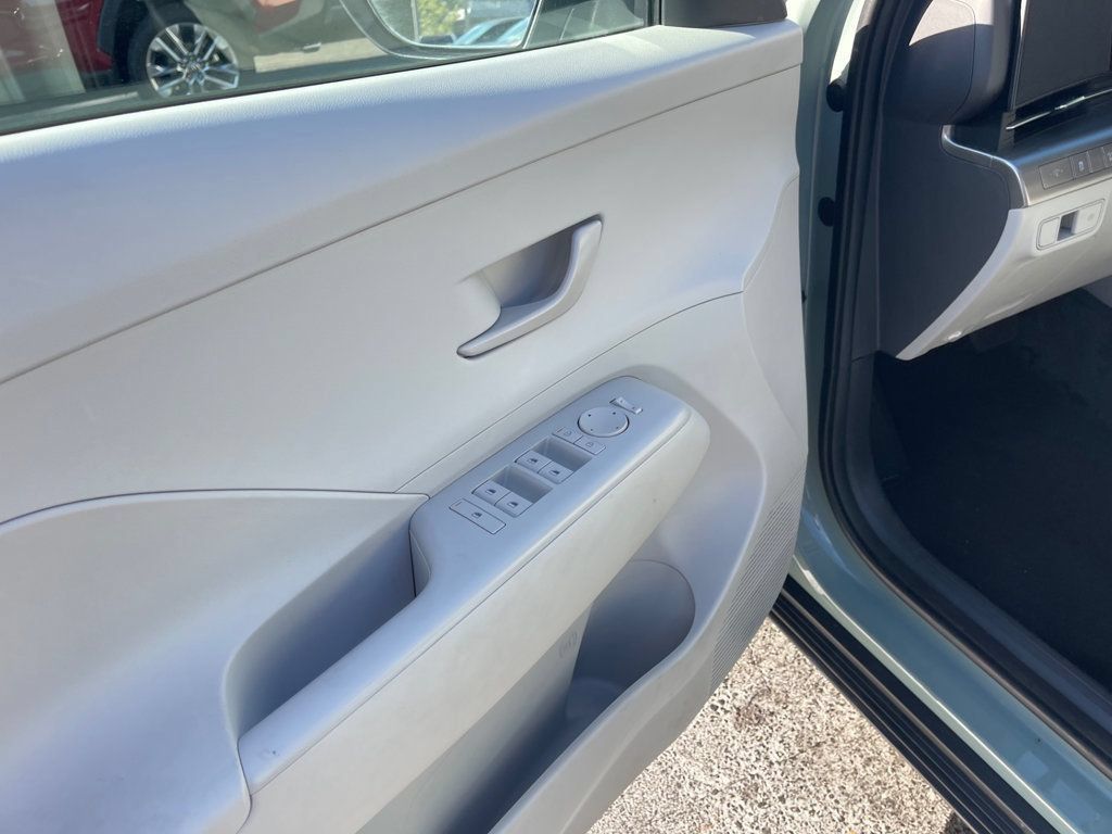 Used 2025 Hyundai Kona SEL FWD image 11