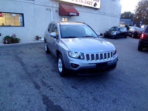 Used 2017 Jeep Compass Latitude image 3