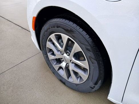 Used 2025 Chrysler Pacifica Pinnacle FWD image 37