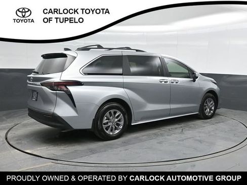 Used 2025 Toyota Sienna LE image 3