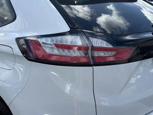 Certified 2024 Ford Edge SE w/ Black Appearance Package AWD/4WD image 9