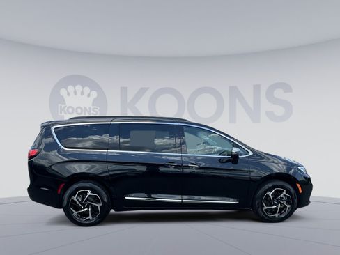 Used 2023 Chrysler Pacifica Limited w/ Uconnect Theater Family Group AWD/4WD image 17
