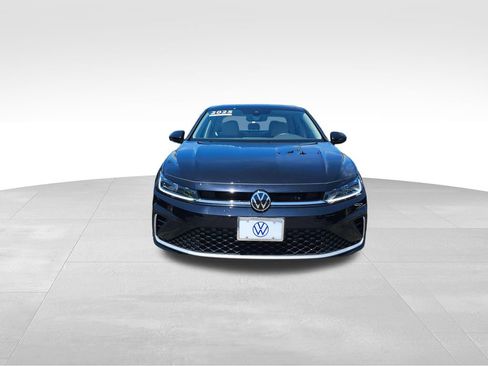Used 2025 Volkswagen Jetta SE FWD image 2