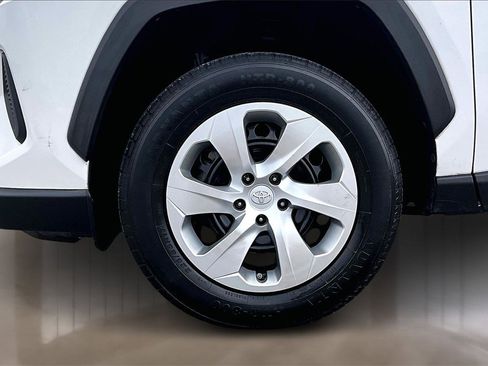 Used 2021 Toyota RAV4 LE image 8