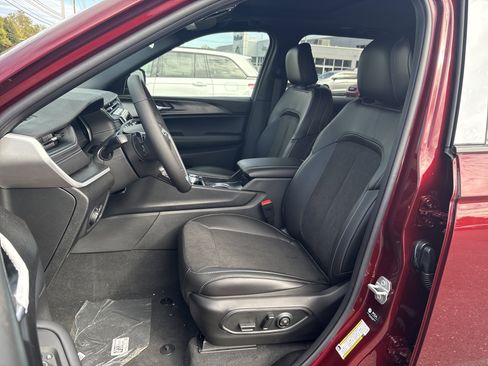 New 2025 Jeep Grand Cherokee Altitude image 16