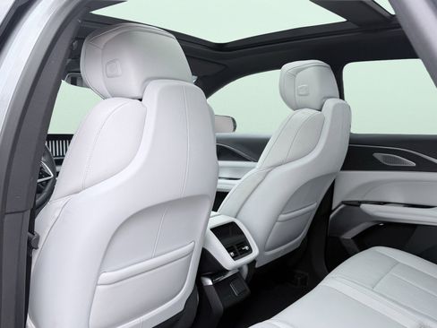 Used 2024 Cadillac Lyriq Luxury image 34