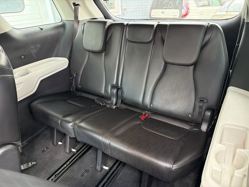 Used 2022 Kia Carnival EX image 10