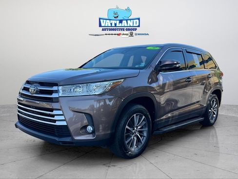 Used 2019 Toyota Highlander XLE FWD image 1