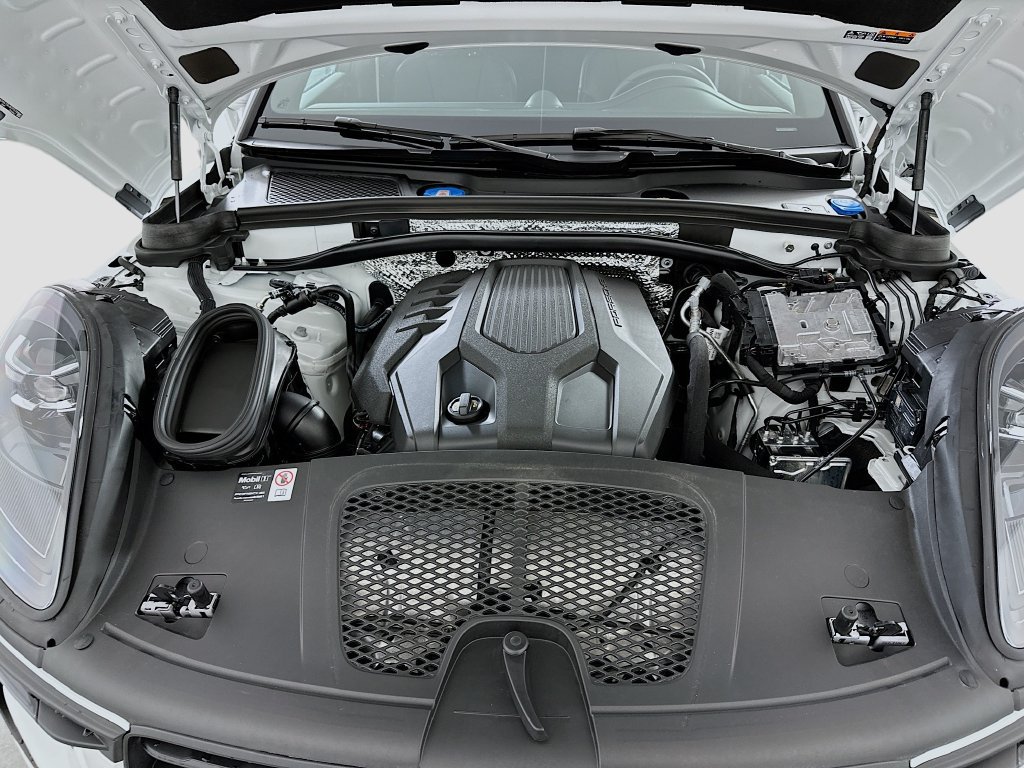 Certified 2025 Porsche Macan AWD/4WD image 32