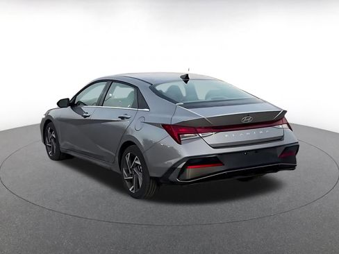 Used 2025 Hyundai Elantra SEL image 11
