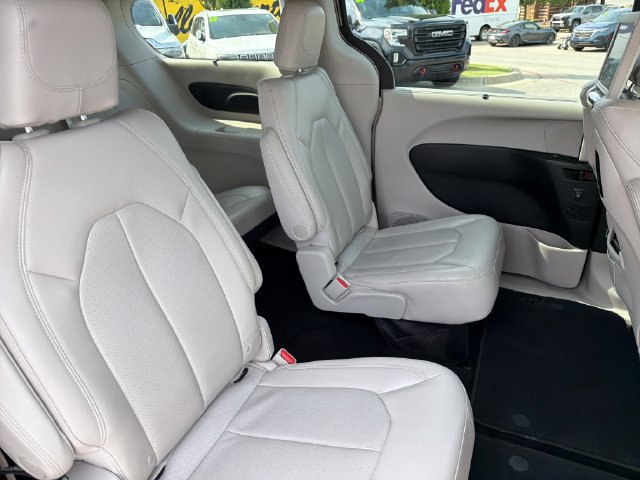 Used 2018 Chrysler Pacifica Touring-L Plus FWD image 27