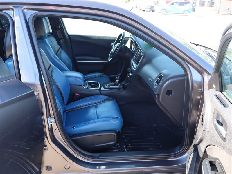 Used 2015 Dodge Charger SXT RWD image 9